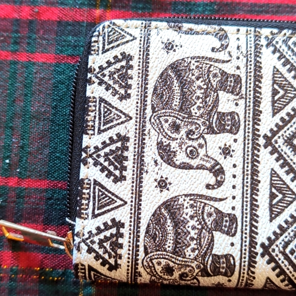 Vegan leather zip around wallet - Picture 3 of 11